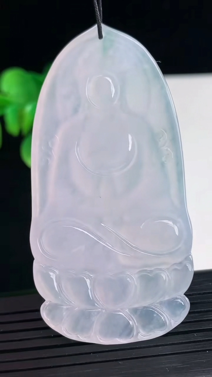 天然A货翡翠紫罗兰观音菩萨吊坠尺寸71.9-36.1-5.9重量:34.42g
4月10日