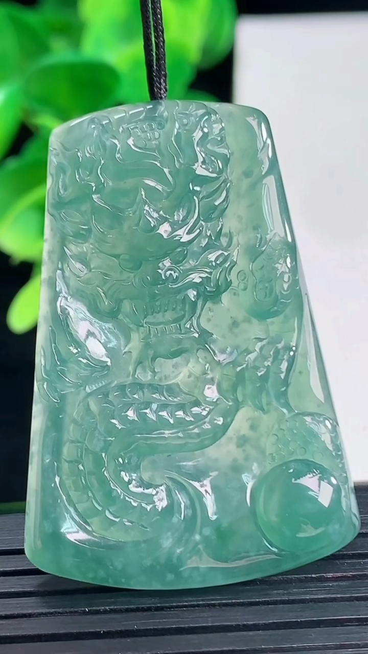 天然A货翡翠龙牌吊坠尺寸46.2-31.3-4.9重量:14.99g
4月10日