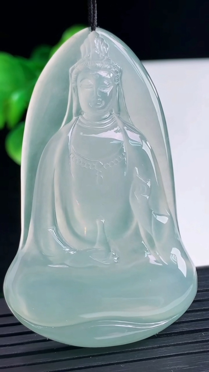 天然A货翡翠观音菩萨吊坠尺寸63.1-38.7-5.7重量:25.22g
4月10日