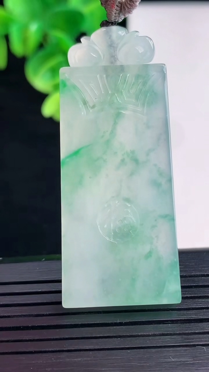 天然A货翡翠种飘花仿古无事牌吊坠尺寸44.2-21.2-5.8重量:21.43g
4月10日