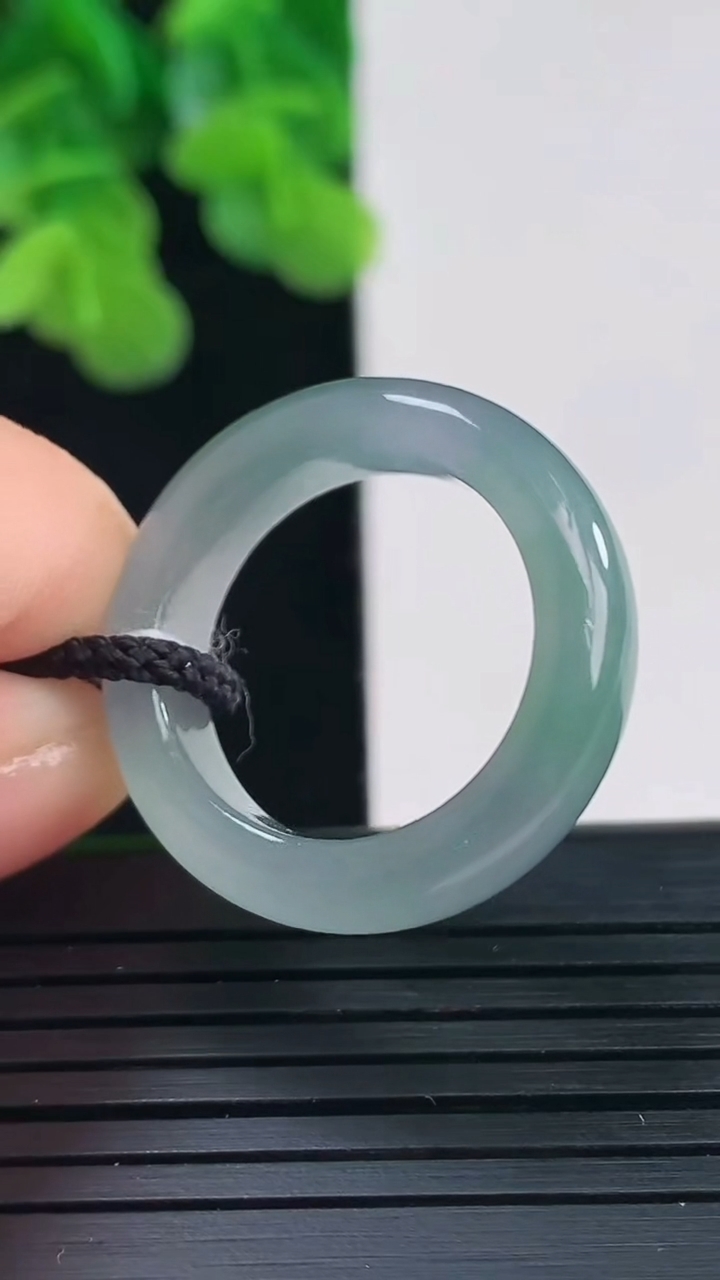 天然A货翡翠指环戒指尺寸18.1-6.1-3.8重量:5.14g2026年4月10日
工厂直销收藏佳品,种好水足，色泽均匀，有种有色，上手高大气！