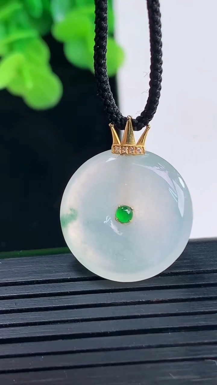 天然A货翡翠种飘花平安扣吊坠尺寸19.5-4.4重量:4.04g
4月10日