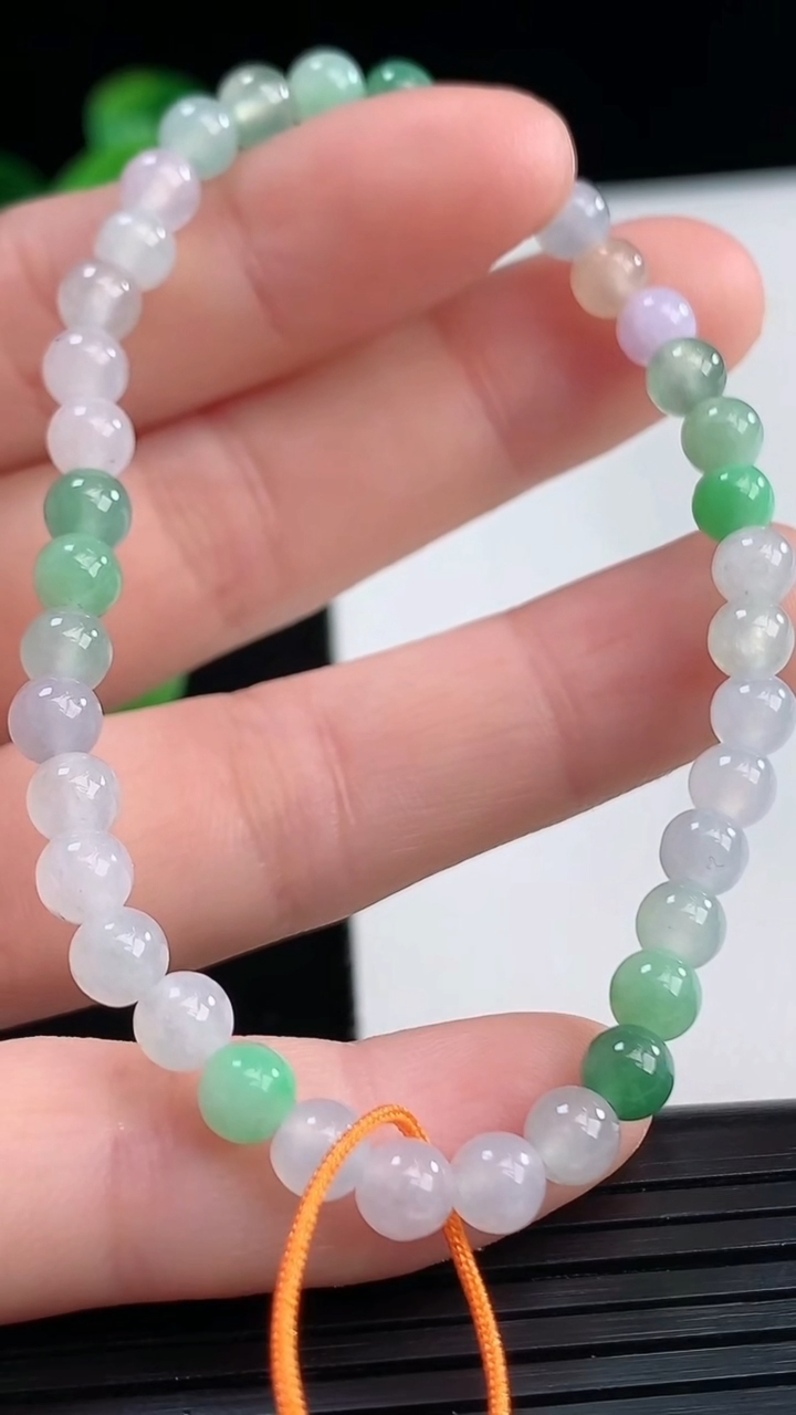 天然A货翡翠双彩圆珠手串尺寸4.6-38颗重量:7.25g4月10日
工厂直销收藏佳品,种好水足，色泽均匀，有种有色，上手高大气！