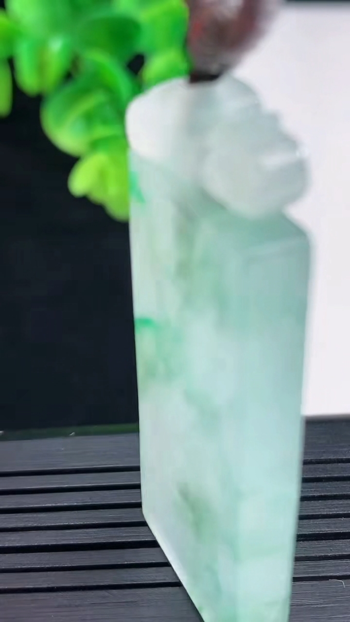 天然A货翡翠种飘花仿古无事牌吊坠尺寸44.2-21.2-5.8重量:21.43g
4月10日