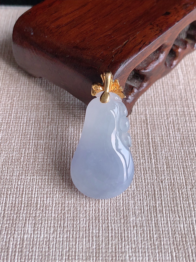 天然A货翡翠18K金镶嵌紫罗兰福瓜吊坠 
尺寸35.2-28.8-17-10.4mm 重量9.22g