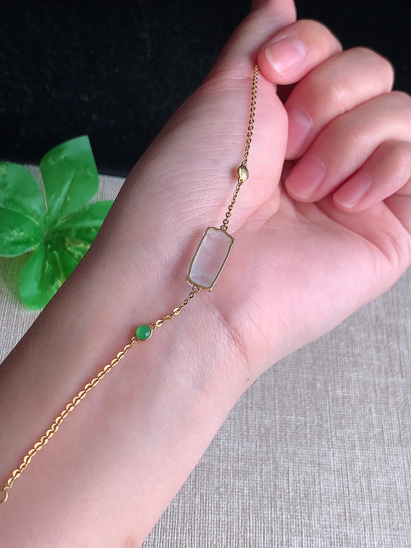 天然A货翡翠18K金镶嵌白冰白月光如意手链 
尺寸15.8-7.2-3.5mm 重量2.05g 0409