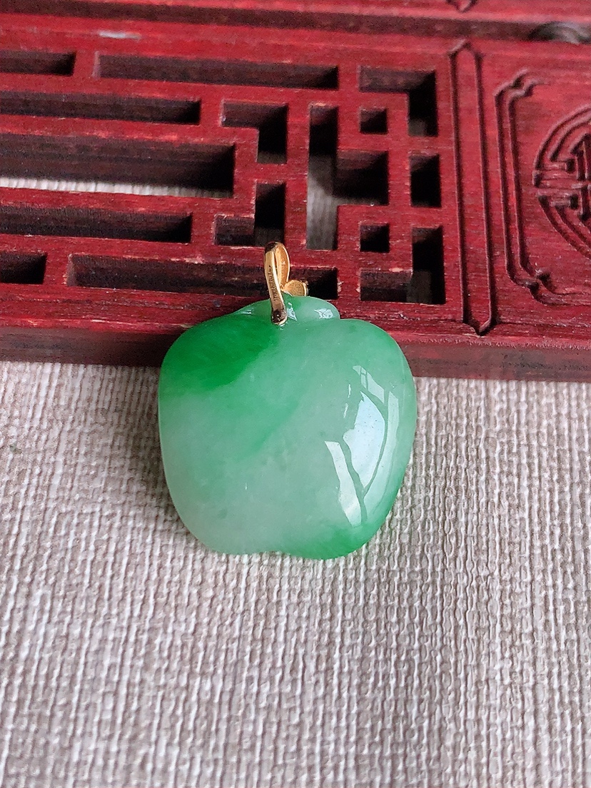 天然A货翡翠18K金扣头飘阳绿苹果吊坠 
尺寸24.3-19.3-20-8.6mm 重量6.35g 