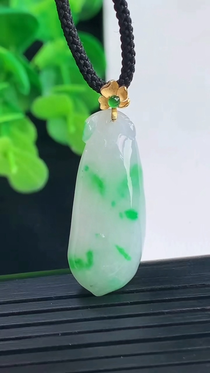 天然A货翡翠福瓜吊坠尺寸34.1-12.2-6.9重量:5.15g
4月10日