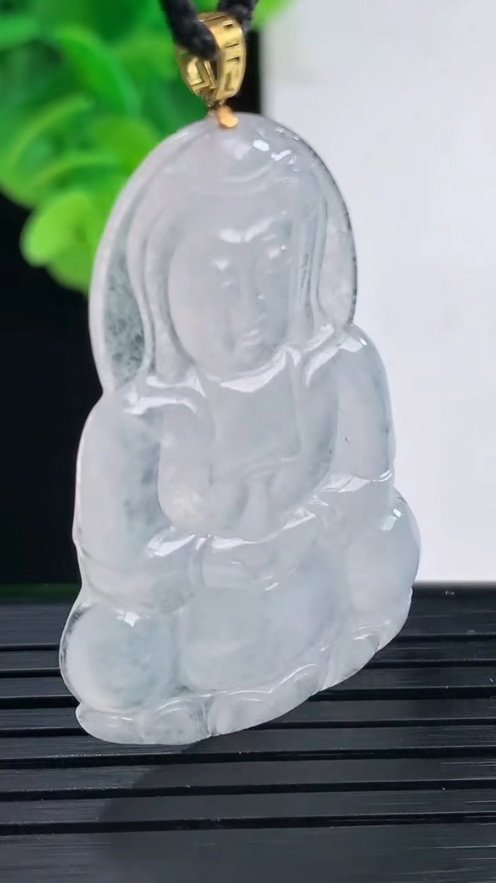 天然A货翡翠观音菩萨吊坠尺寸42.5-27.8-3.4重量:7.18g
4月10日