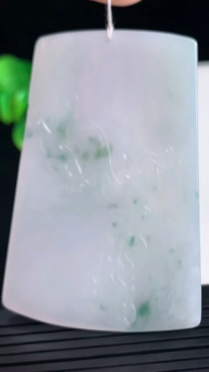 天然A货翡翠飘花文殊菩萨吊坠尺寸65.2-43.1-5重量:36.51g
4月10日