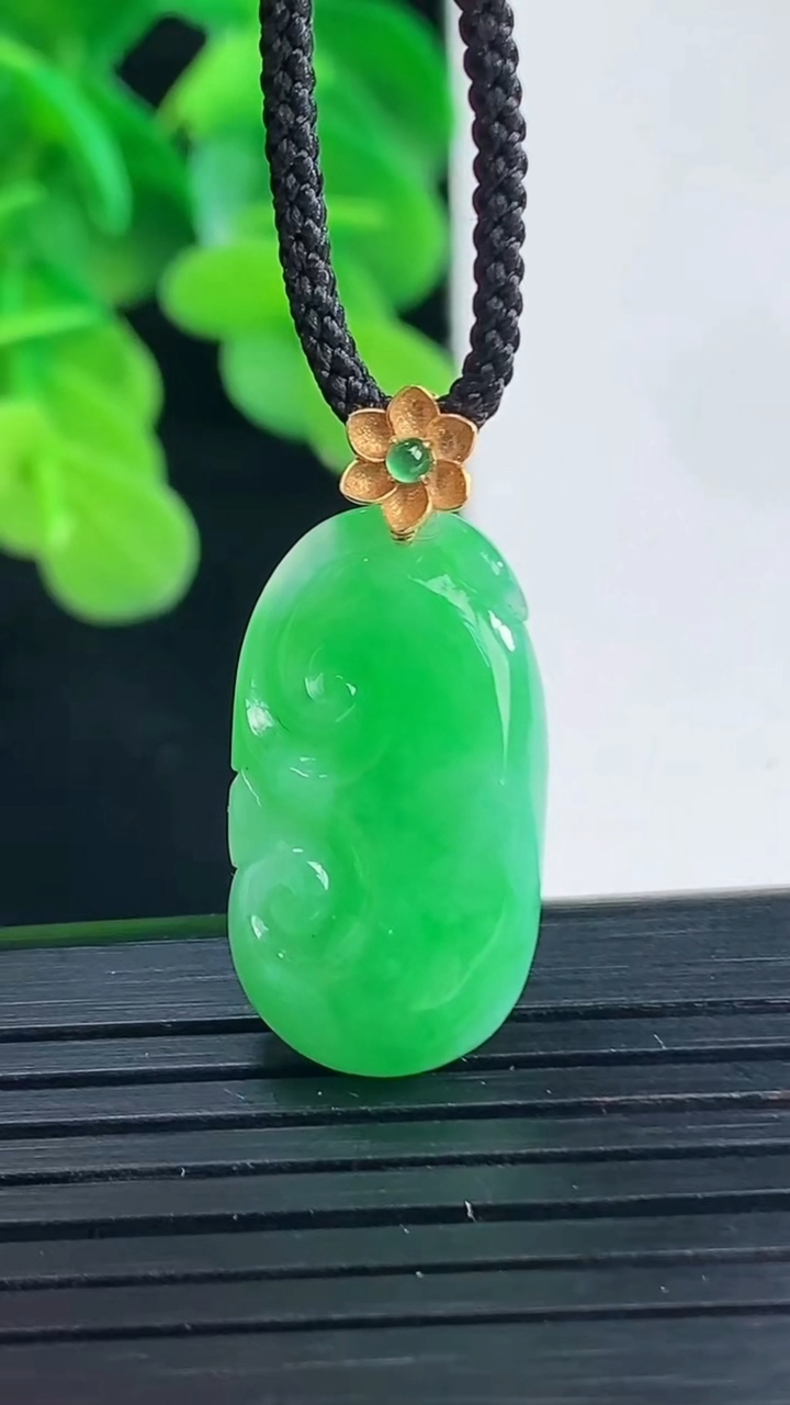 天然A货翡翠如意吊坠尺寸27.6-12.6-4.3重量:3.16g
4月10日