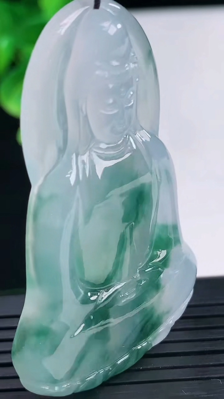 天然A货翡翠种飘花观音菩萨吊坠尺寸56.8-37-5.5重量:22.33g
4月10日