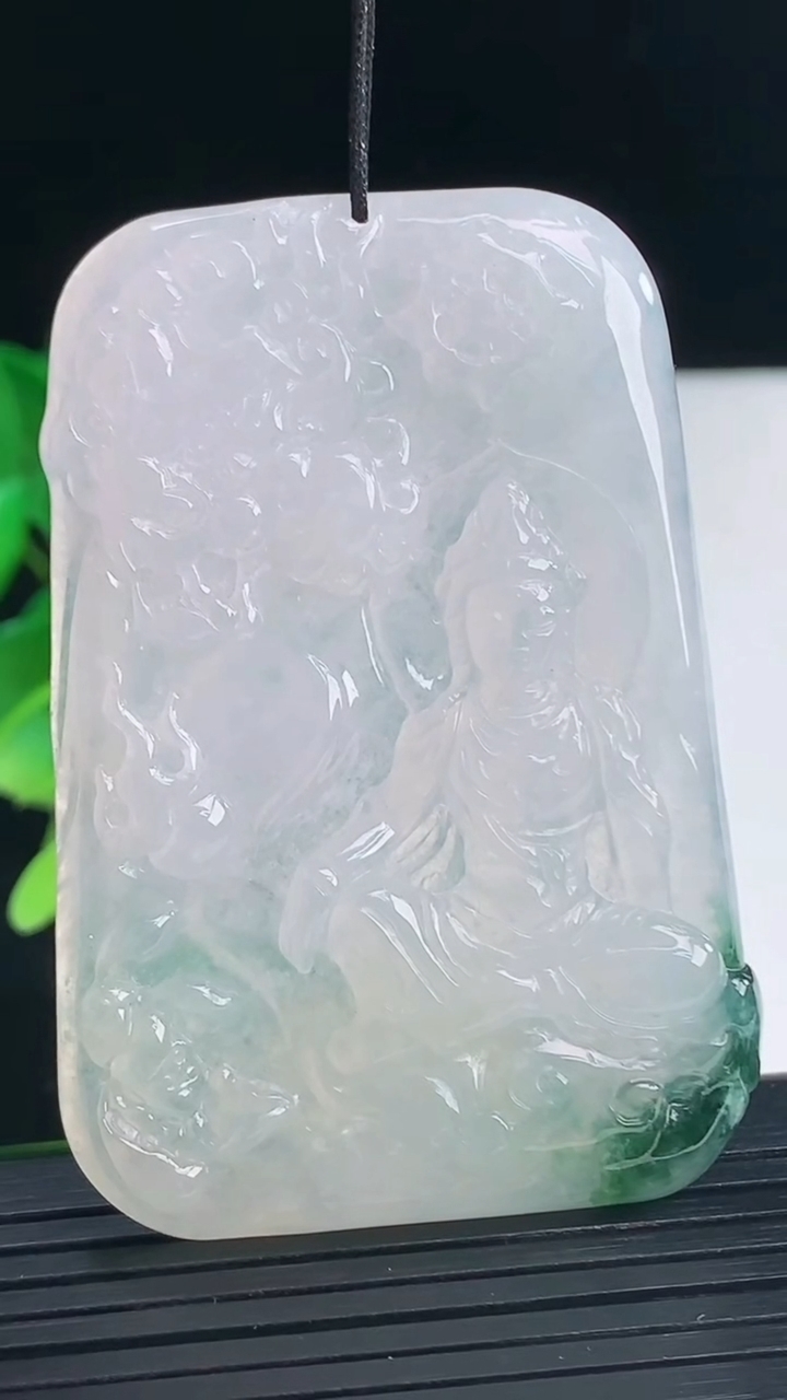 天然A货翡翠飘花文殊菩萨吊坠尺寸58.2-40.1-4.7重量:25.47g
4月10日