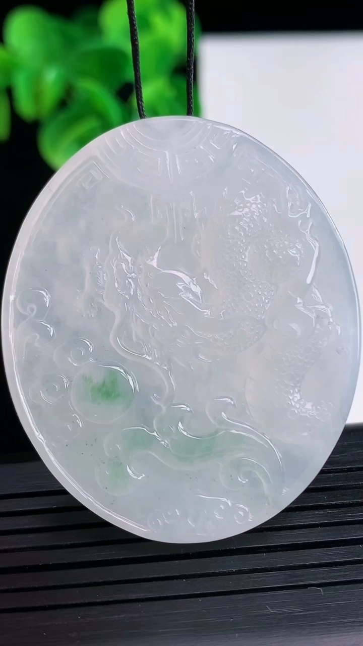 天然A货翡翠飘花龙牌吊坠尺寸48.7-41.1-4.6重量:24.33g
4月10日