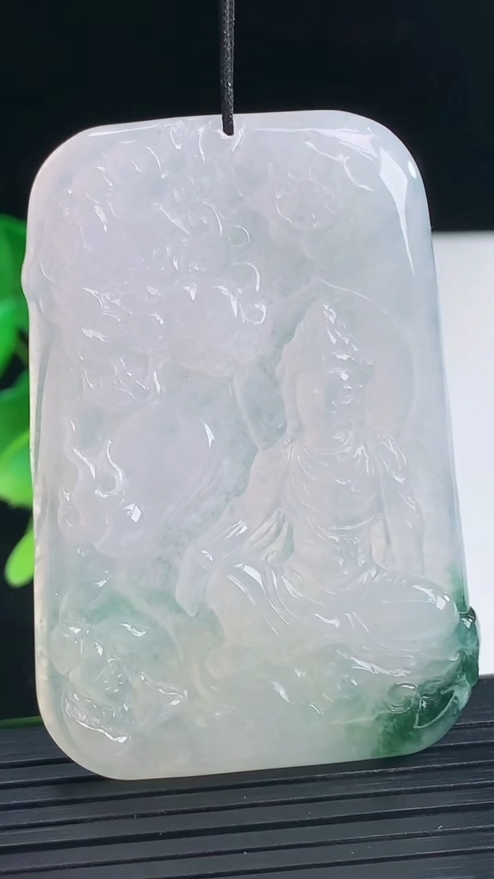 天然A货翡翠飘花文殊菩萨吊坠尺寸58.2-40.1-4.7重量:25.47g
4月10日