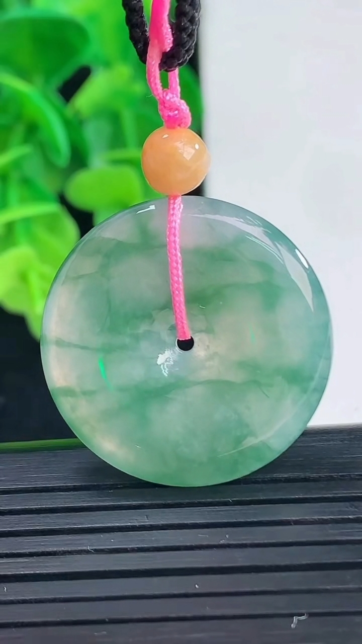 天然A货翡翠飘花平安扣吊坠尺寸26.7-4.5重量:7.56g
4月10日