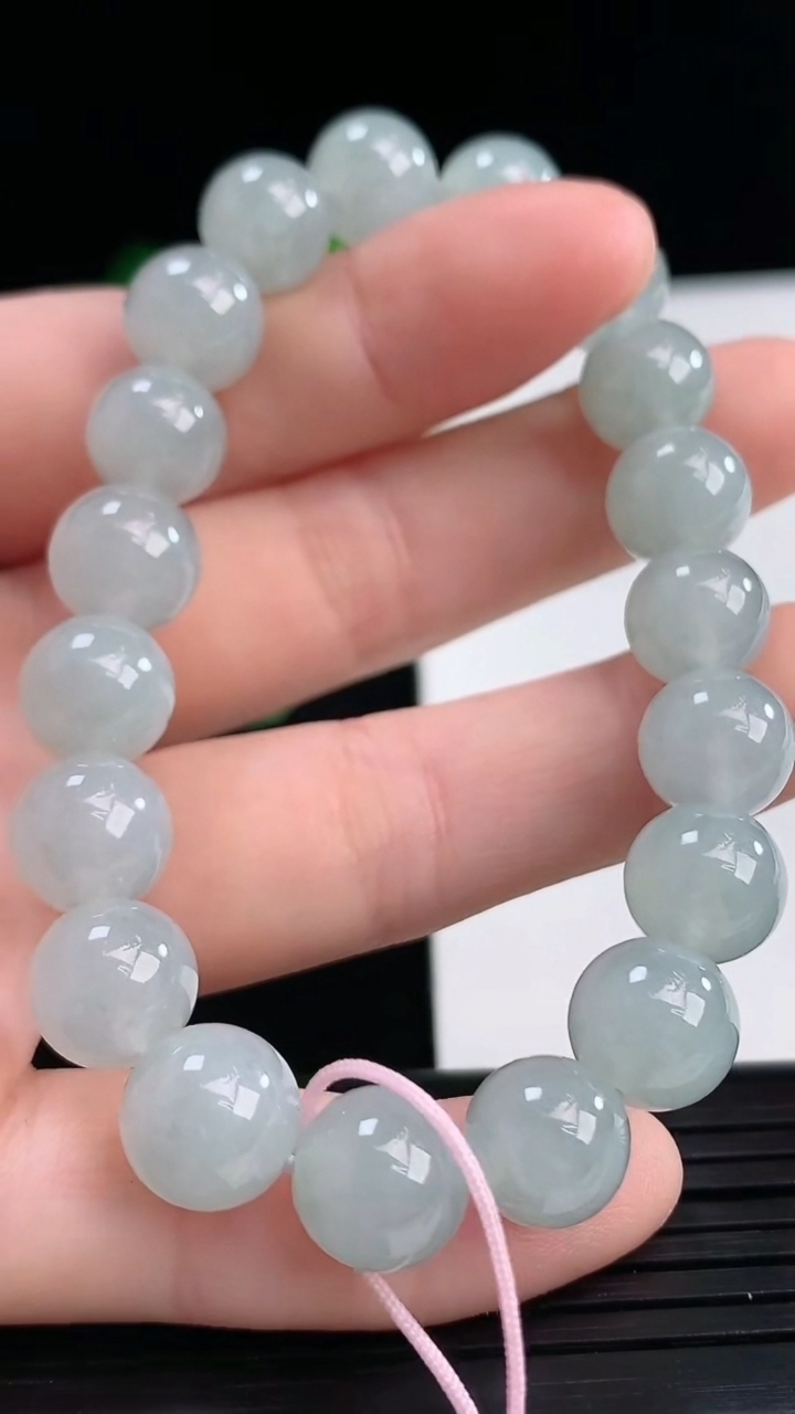 天然A货翡翠圆珠手串尺寸9.4-19颗重量:28.01g4月10日
工厂直销收藏佳品,种好水足，色泽均匀，有种有色，上手高大气！