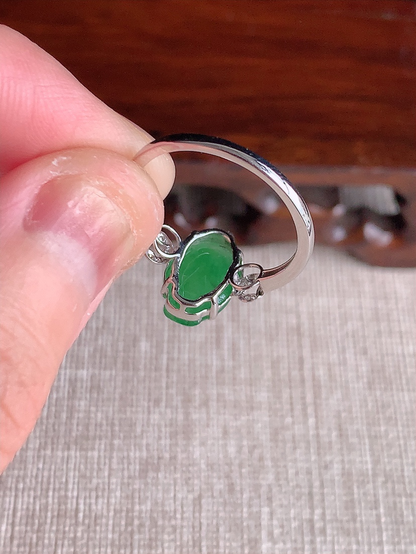 天然A货翡翠18K金镶嵌满绿招财金蟾戒指 圈口17.4裸石
尺寸11.2-7.7mm 重量1.86g 0409