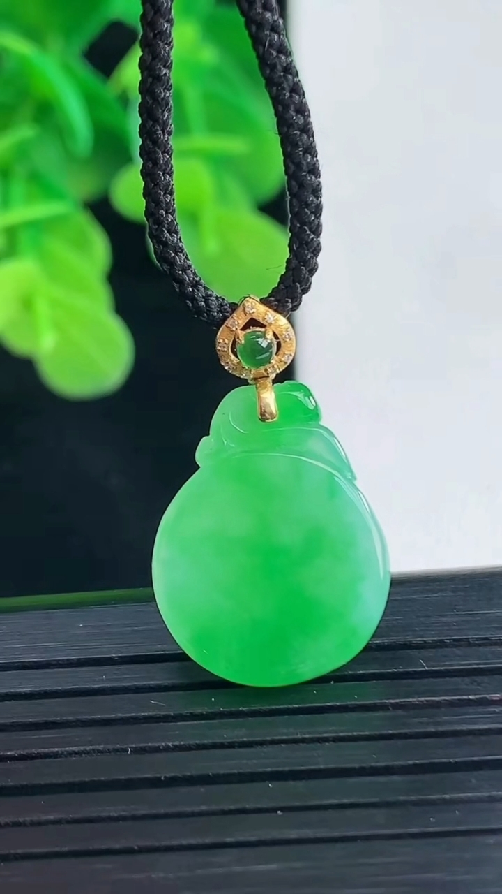 天然A货翡翠无事牌吊坠尺寸19.5-15.2-2.7重量:2.42g
4月10日