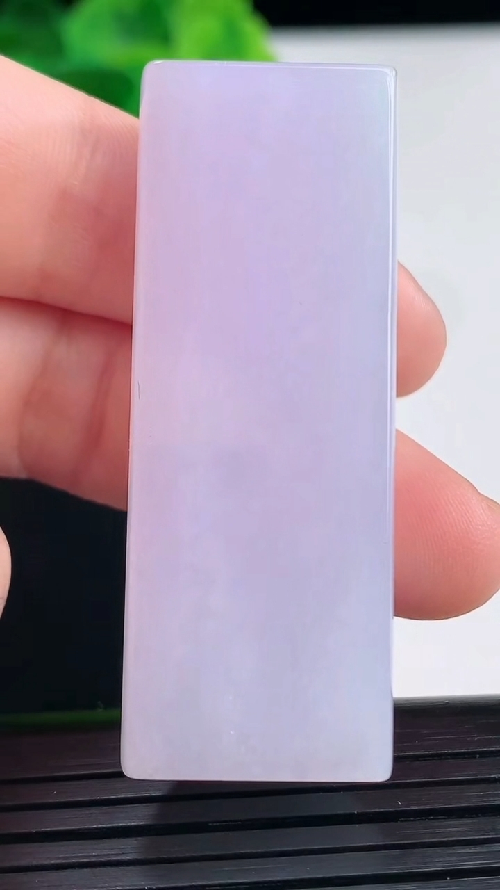 天然A货翡翠紫罗兰无事牌镶嵌件尺寸50.6-18.7-10.7重量:27.79g
4月10日