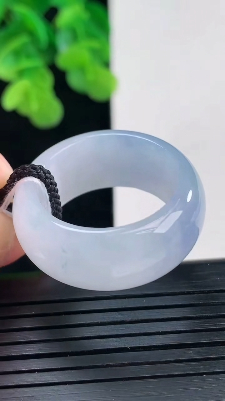 天然A货翡翠紫罗兰指环扳指尺寸21.5-11-4.2重量:10.82g2026年4月10日
工厂直销收藏佳品,种好水足，色泽均匀，有种有色，上手高大气！