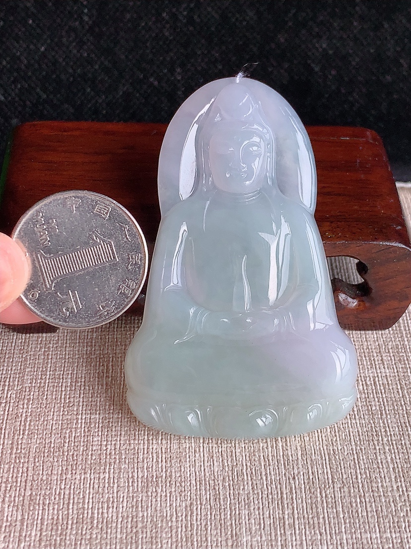 天然A货翡翠晴水观音吊坠 
尺寸68.3-43.5-6.8mm 重量36.70g 0409