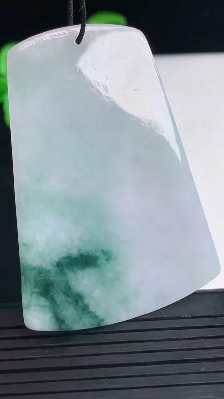 天然A货翡翠飘花文殊菩萨吊坠尺寸56.5-41.4-5.7重量:24.59g
4月10日