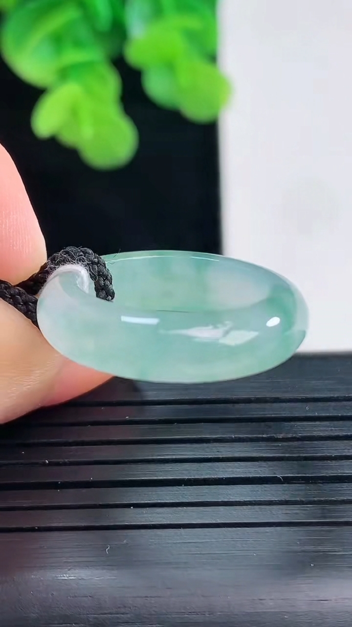 天然A货翡翠飘花指环戒指尺寸17.1-5.6-3.5重量:4.05g2026年4月10日
工厂直销收藏佳品,种好水足，色泽均匀，有种有色，上手高大气！