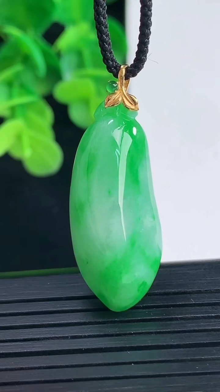 天然A货翡翠福瓜吊坠尺寸37.7-13.6-10重量:7.92g
4月10日