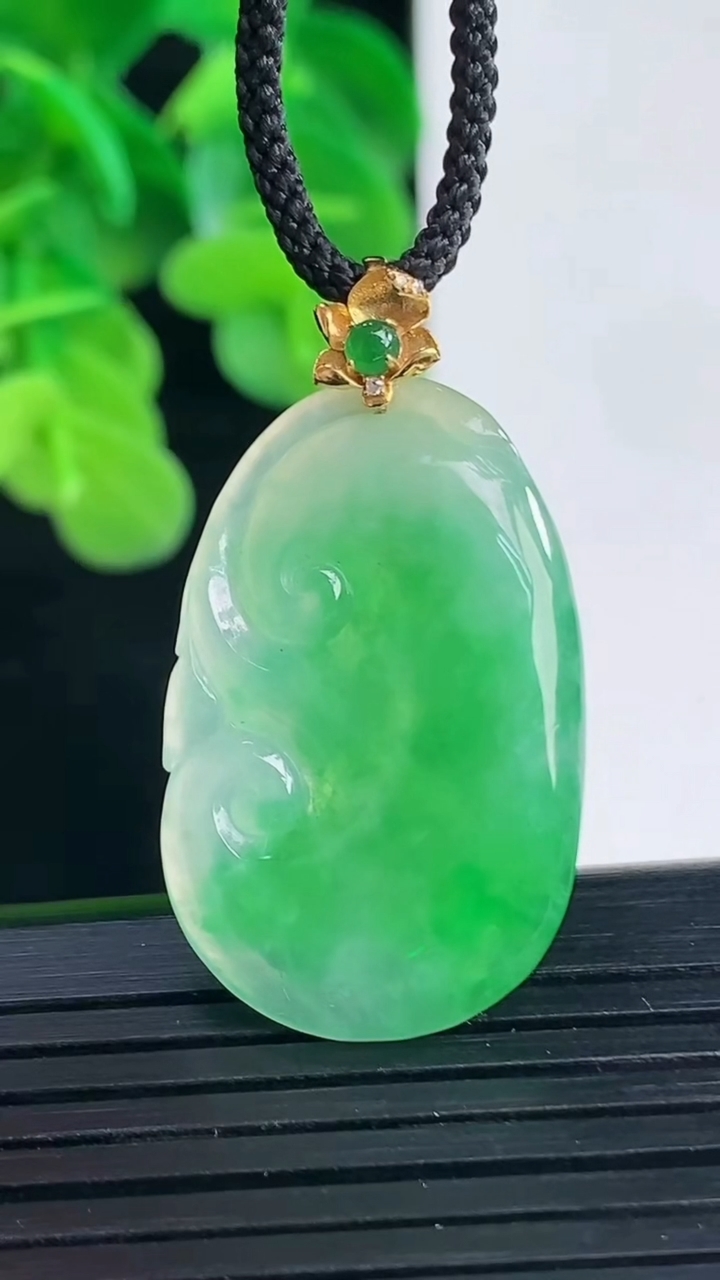 天然A货翡翠如意吊坠尺寸35.1-18.7-3.1重量:4.31g
4月10日