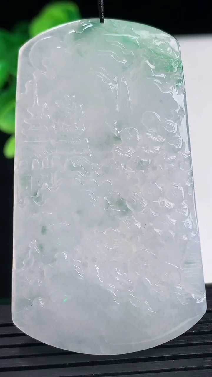 天然A货翡翠牌吊坠尺寸63.6-35.9-4.8重量:28.98g
4月10日