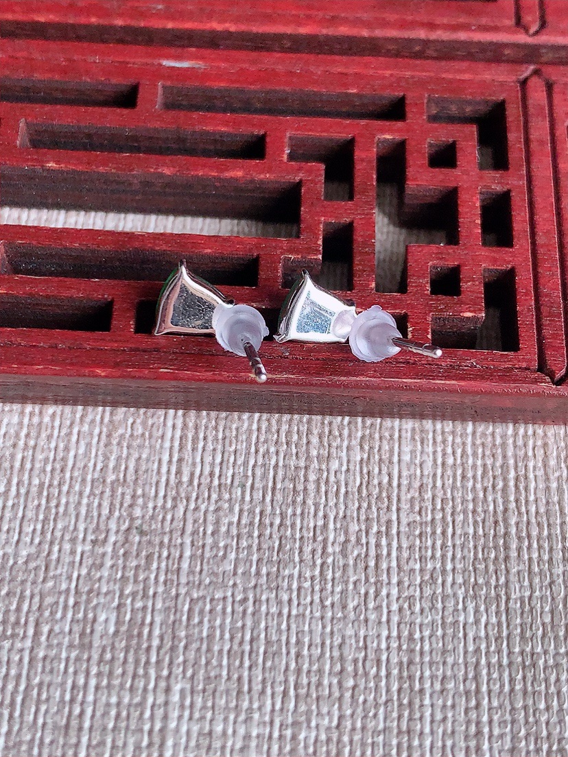 天然A货翡翠18K金镶嵌阳绿莲蓬耳钉 
尺寸7-4.7-2.5mm 重量0.95g 0409