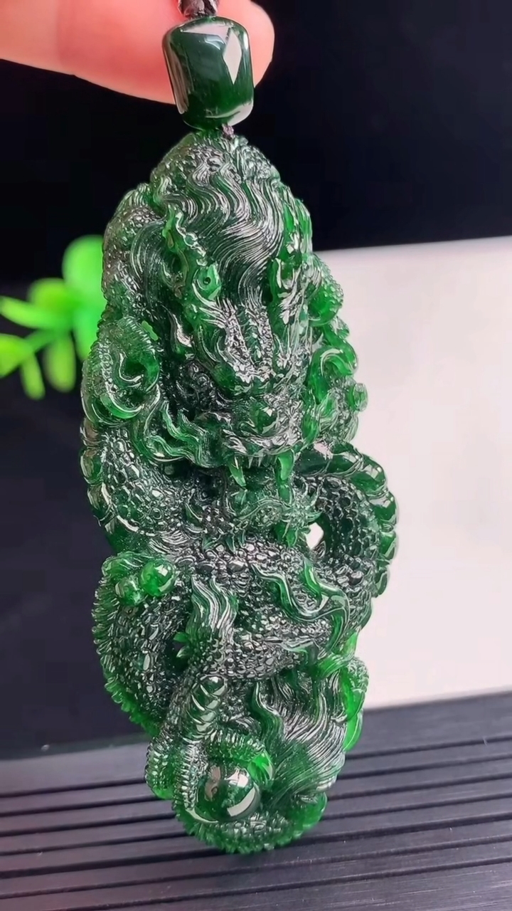 天然A货翡翠龙牌吊坠尺寸71.8-29.4-10.5重量:33.75g
4月10日