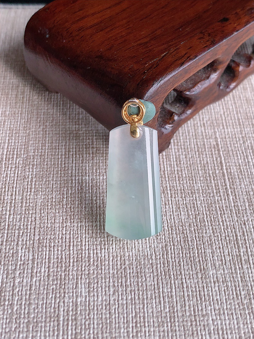 天然A货翡翠18K金镶嵌晴水无事牌吊坠 
尺寸30-24-12-6.3mm 重量4.43g 0409