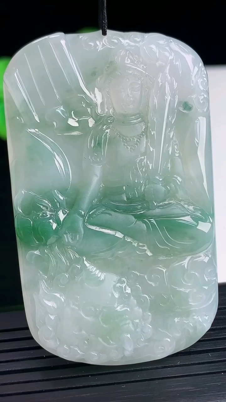 天然A货翡翠飘花文殊菩萨吊坠尺寸64.6-40.3-5.2重量:33.55g
4月10日