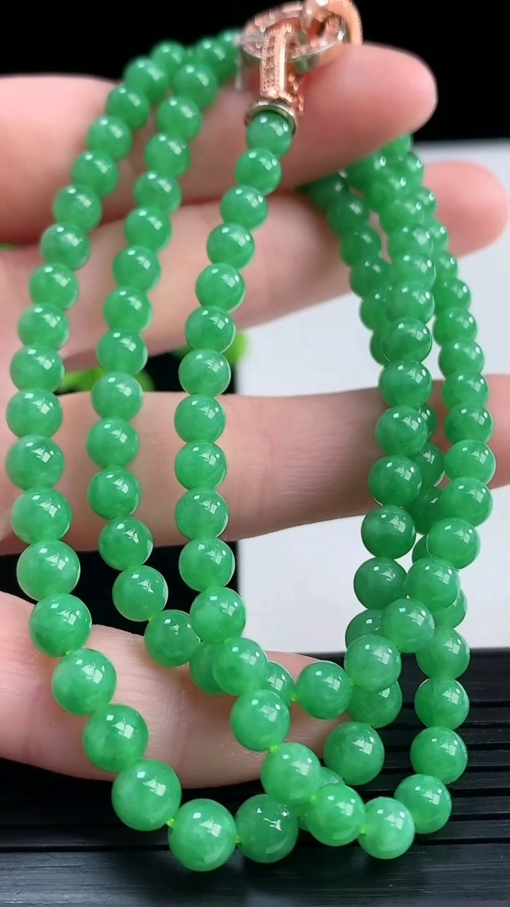 天然A货翡翠圆珠项链尺寸5.7-4.8-114颗重量:28.37g
4月10日