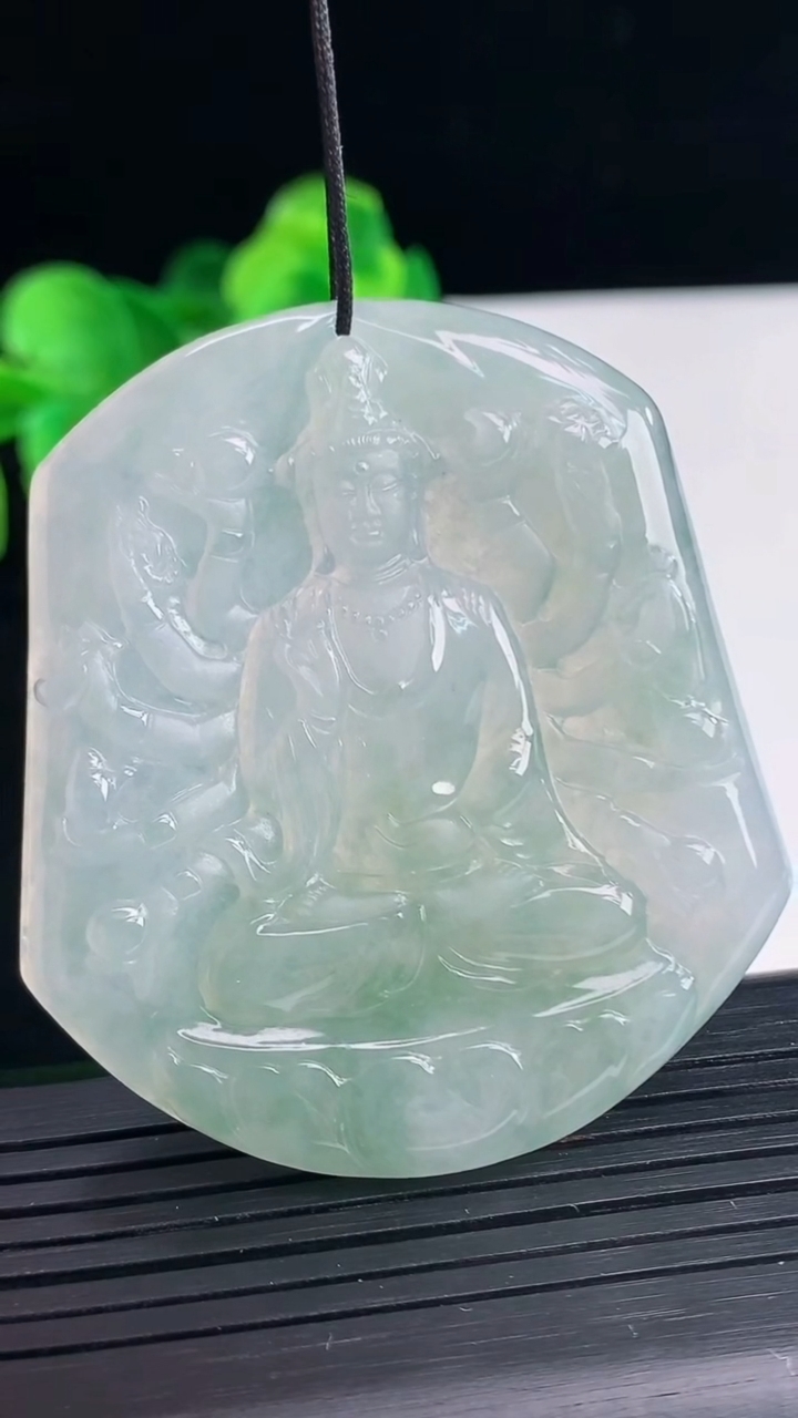 天然A货翡翠飘花千手观音吊坠尺寸54.7-48.2-5.2重量:30.55g
4月10日