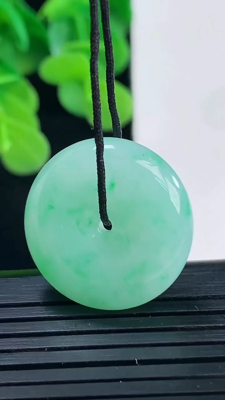 天然A货翡翠平安扣吊坠尺寸21.8-6.1重量:6.46g
4月10日