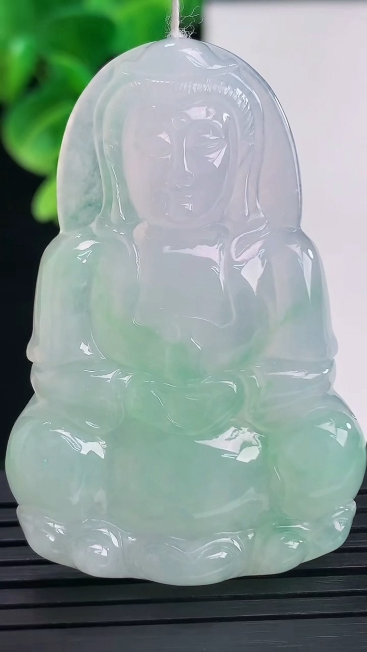 天然A货翡翠观音菩萨吊坠尺寸51.6-34.3-5.7重量:18.98g
4月10日