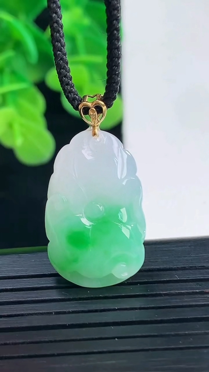 天然A货翡翠荷叶吊坠尺寸24-15-5.6重量:4.15g
4月10日