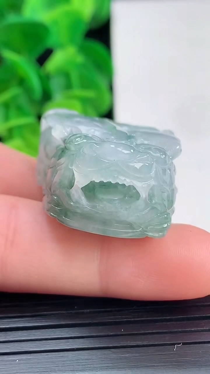 天然A货翡翠飘花貔貅吊坠尺寸43.7-23.7-14.3重量:33.61g
4月10日