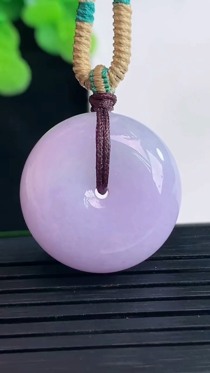 天然A货翡翠紫罗兰平安扣吊坠尺寸22.7-12.5重量:15.76g
4月10日