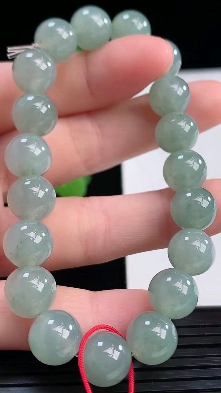 天然A货翡翠圆珠手串尺寸9.7-19颗重量:31.55g4月10日
工厂直销收藏佳品,种好水足，色泽均匀，有种有色，上手高大气！
