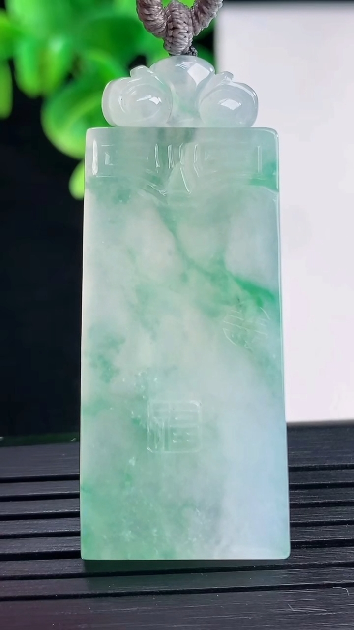 天然A货翡翠种飘花仿古无事牌吊坠尺寸44.2-21.2-5.8重量:21.43g
4月10日