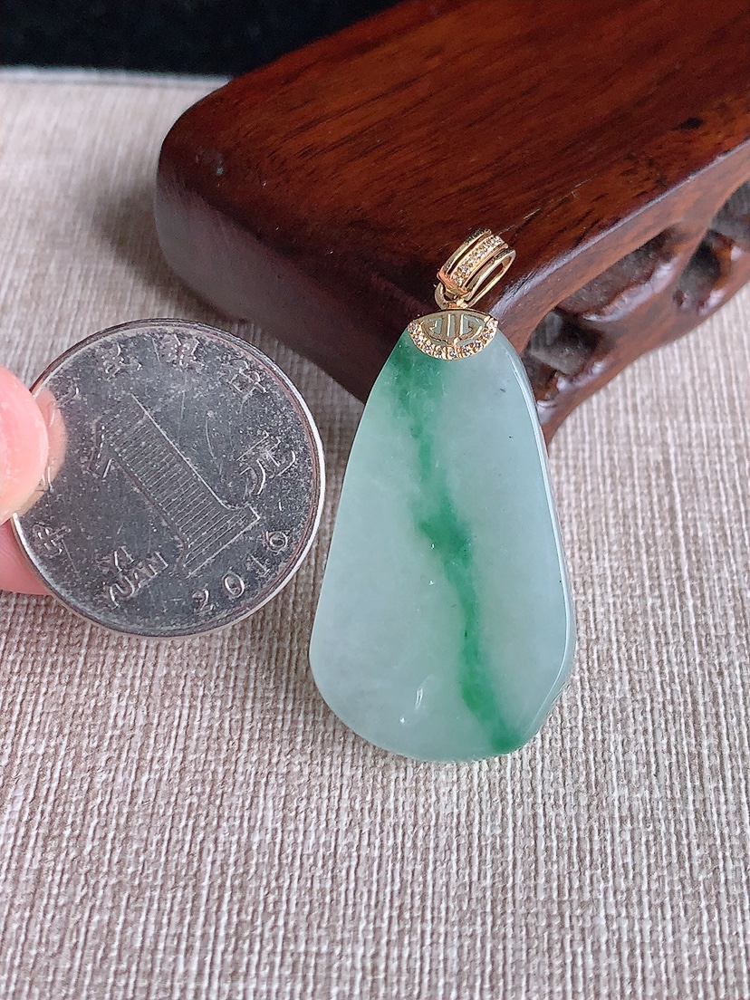 天然A货翡翠18K金镶嵌飘花随形吊坠  
尺寸35.8-20.7-6.8mm 重量12.76g 0409