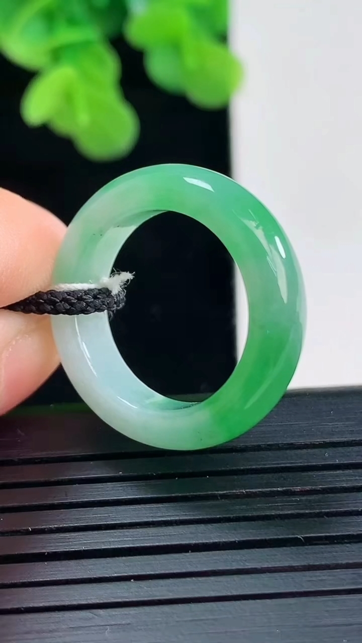 天然A货翡翠指环戒指尺寸17.1-5.6-3.6重量:4.32g2026年4月10日
工厂直销收藏佳