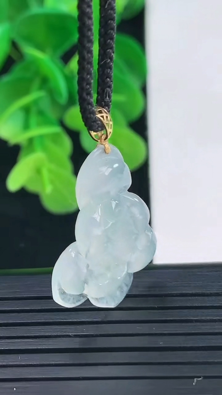 天然A货翡翠和和美美 荷花吊坠尺寸25.7-20-4.7重量:3.15g
4月10日