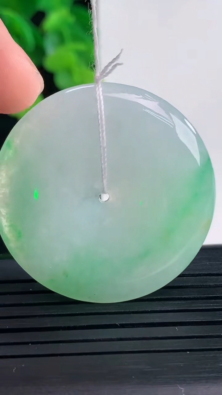 天然A货翡翠平安扣吊坠尺寸36.1-5.1重量:15.50g
4月10日