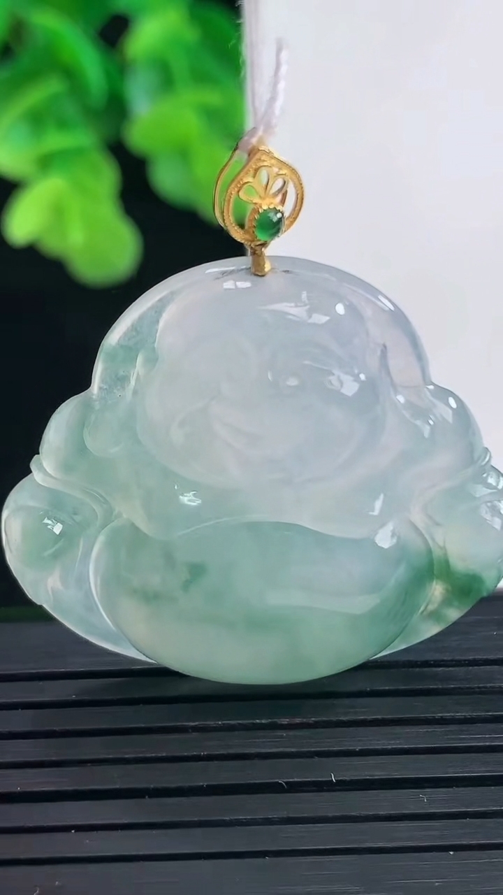 天然A货翡翠18K金飘花佛公吊坠尺寸33-35.6-6.1重量:11.57g
4月10日