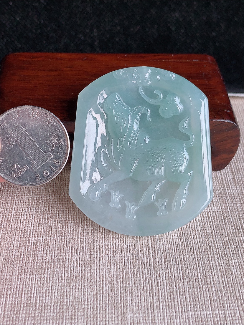 天然A货翡翠晴水生肖牛吊坠 
尺寸53.2-45.3-5.6mm 重量29.16g 0409